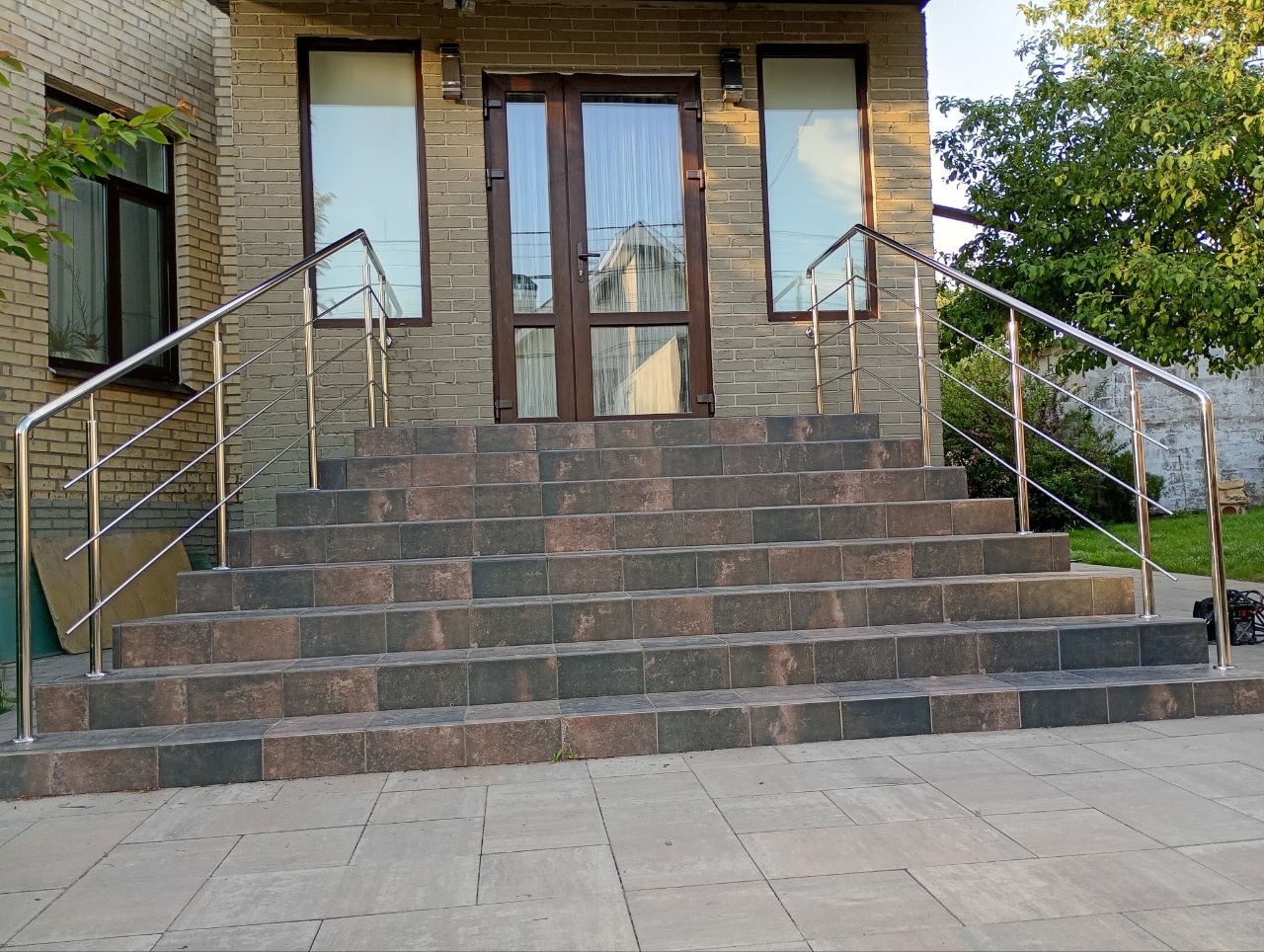 Поручні МГН на стійках для сходів